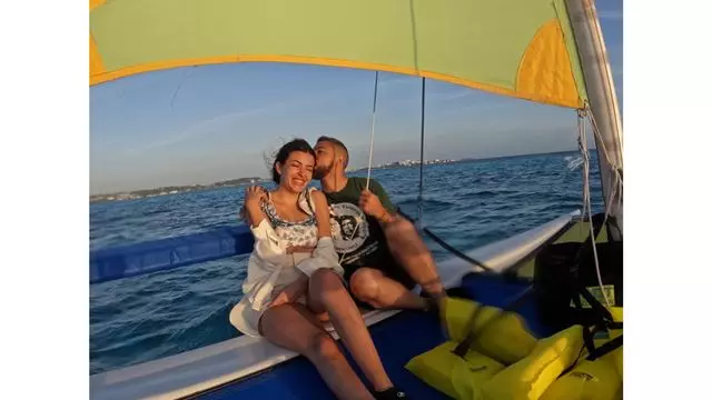 Coucher De Soleil Sur L`Île Avec Voile