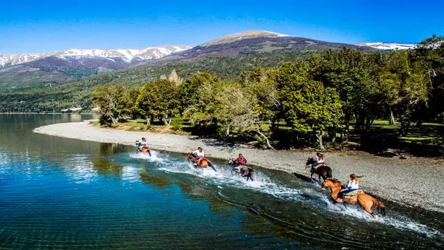 Passeio A Cavalo E Almoço Nas Margens Do Lago Gutierrez