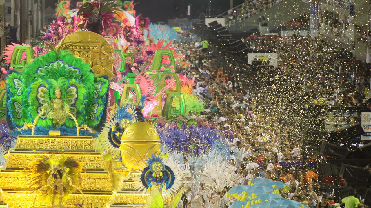 Escena del desfile callejero del Carnaval de Río de Janeiro