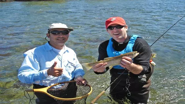 Journée De Pêche Pêche À La Mouche Ou Spinning Dans La Rivière Pichi Leufú