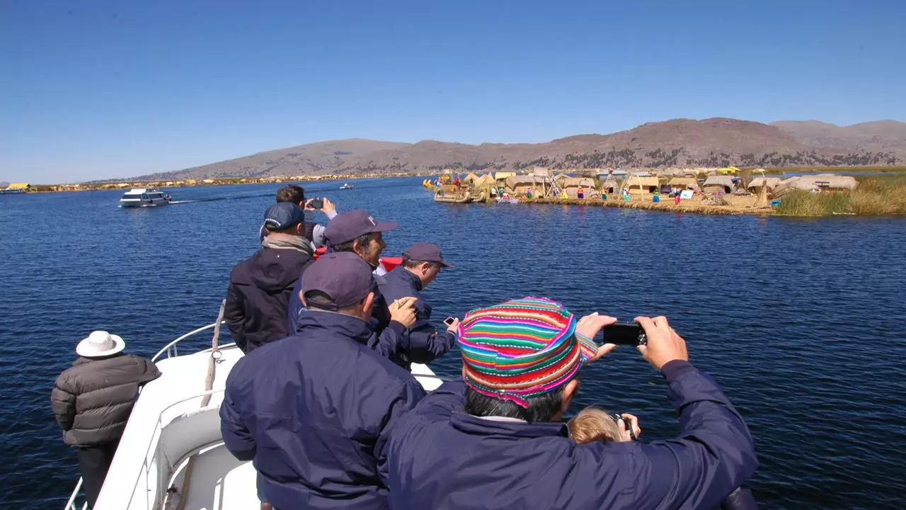 Islas Flotantes De Los Uros Y Taquile