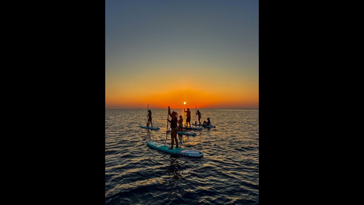 Praticar stand-up paddle ao pôr do sol na baía (5)