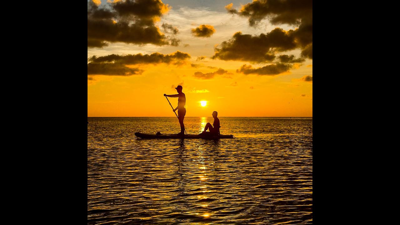 Praticar stand-up paddle ao pôr do sol na baía (6)