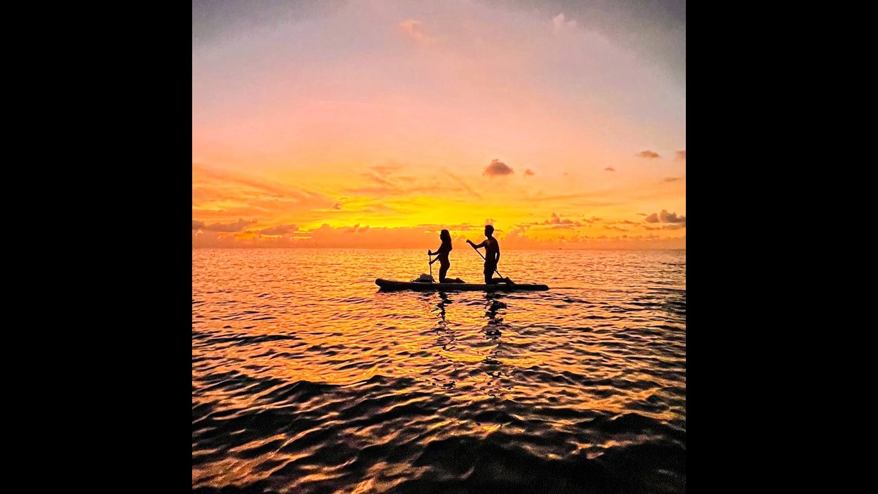 Praticar stand-up paddle ao pôr do sol na baía (7)