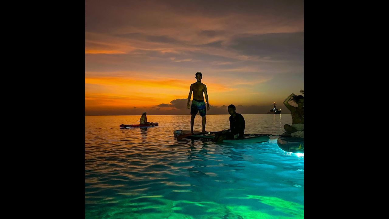 Praticar stand-up paddle ao pôr do sol na baía (8)