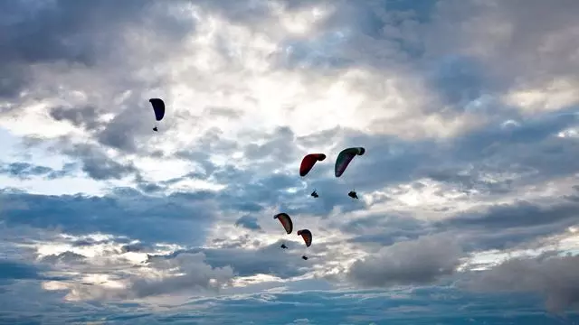 Fliegen Sie Im Paragliding Über Medellín