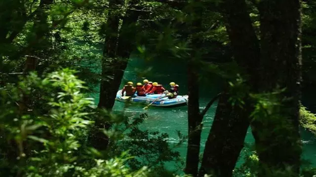 Rafting En Famille Sur La Rivière Manso