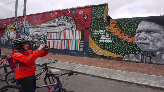 Tour Panorámico en Bicicleta en Bogotá: Descubre Vida Local