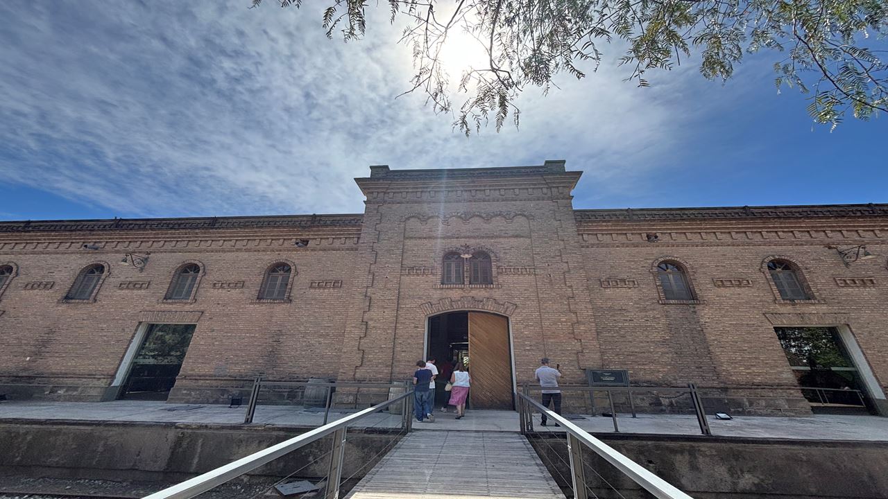 TOUR AND TASTING AT TRAPICHE WINERY (8)