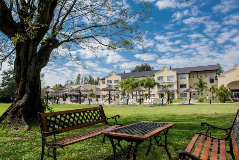 Howard Johnson Resort Pilar (2)