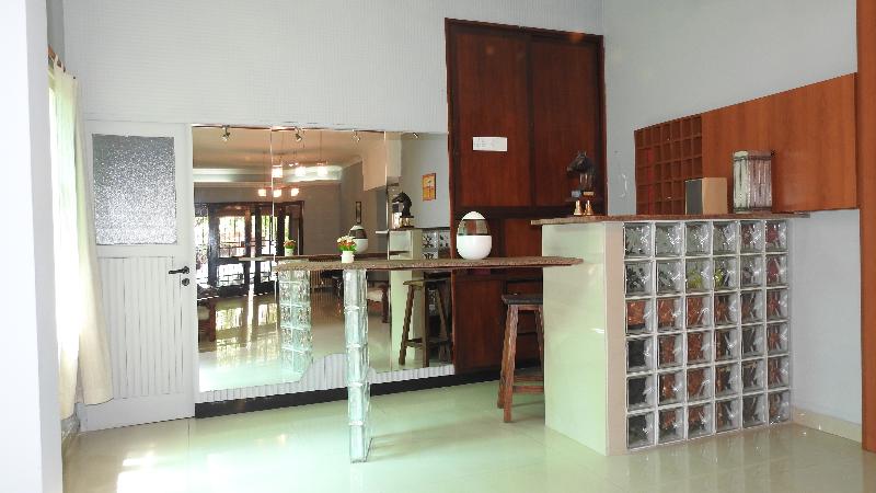 2411 PETIT HOTEL (1)