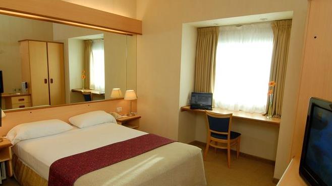 Hotel Aeroparque Inn and Suites